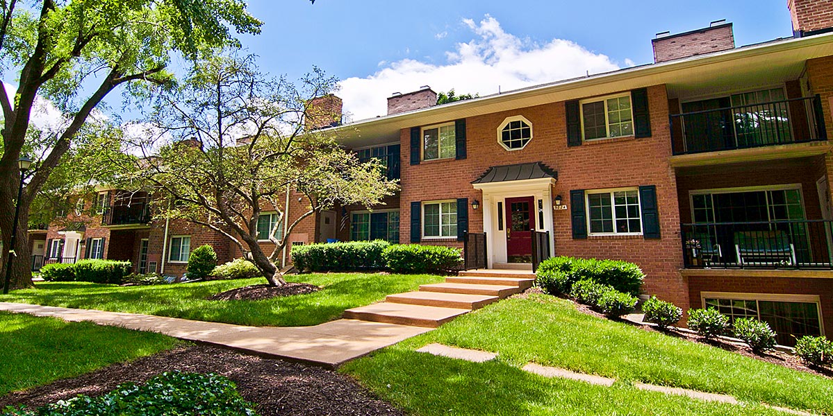 Photo of Fairfax Square Apartments.